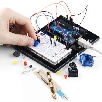 Abb.: Experimentieren mit dem Arduino Inventor's Kit
